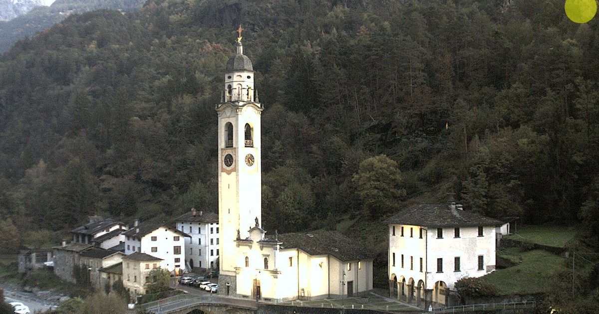 Chiavenna Webcam: Live where the passes meet