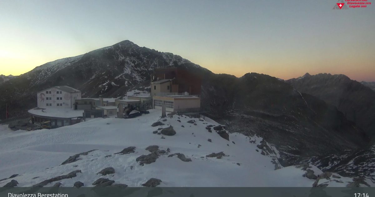 Diavolezza Webcam: cable car and Berghaus at 2,978 m, live