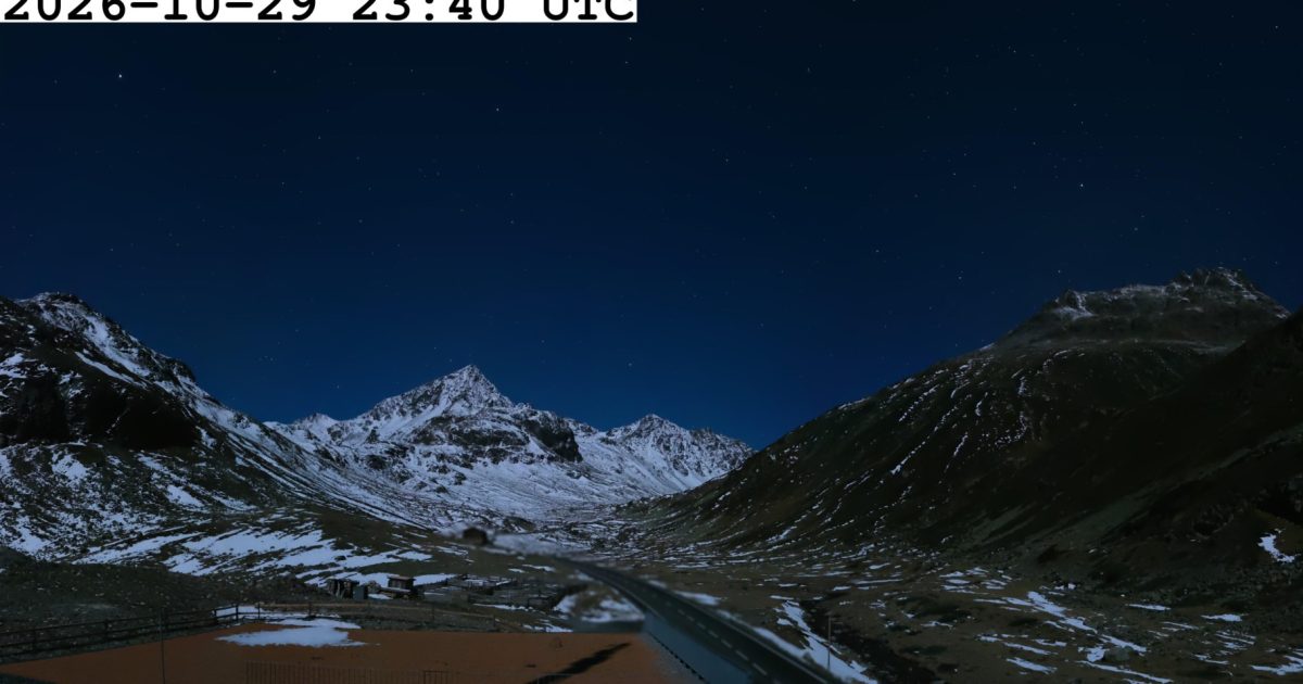 Flüela Pass Webcam: the road at 2,190 m live