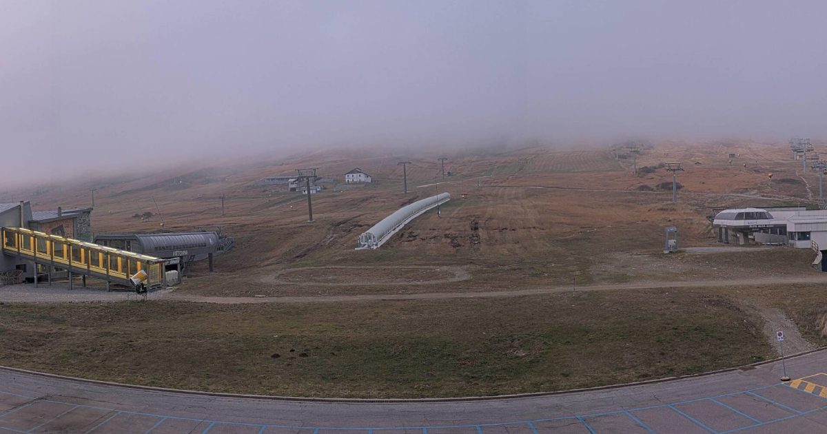 Tonale Pass Webcam: road, ski lifts and pistes