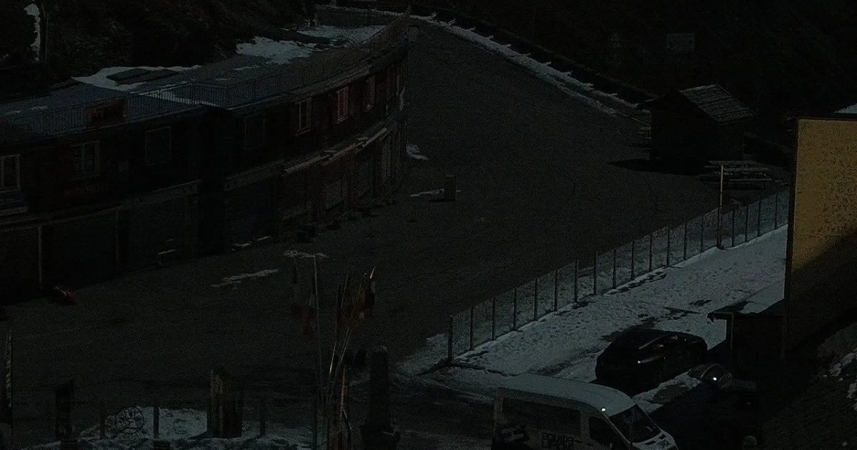 Webcam Stilfserjoch: die Strasse auf der Passhöhe, 2.758 m