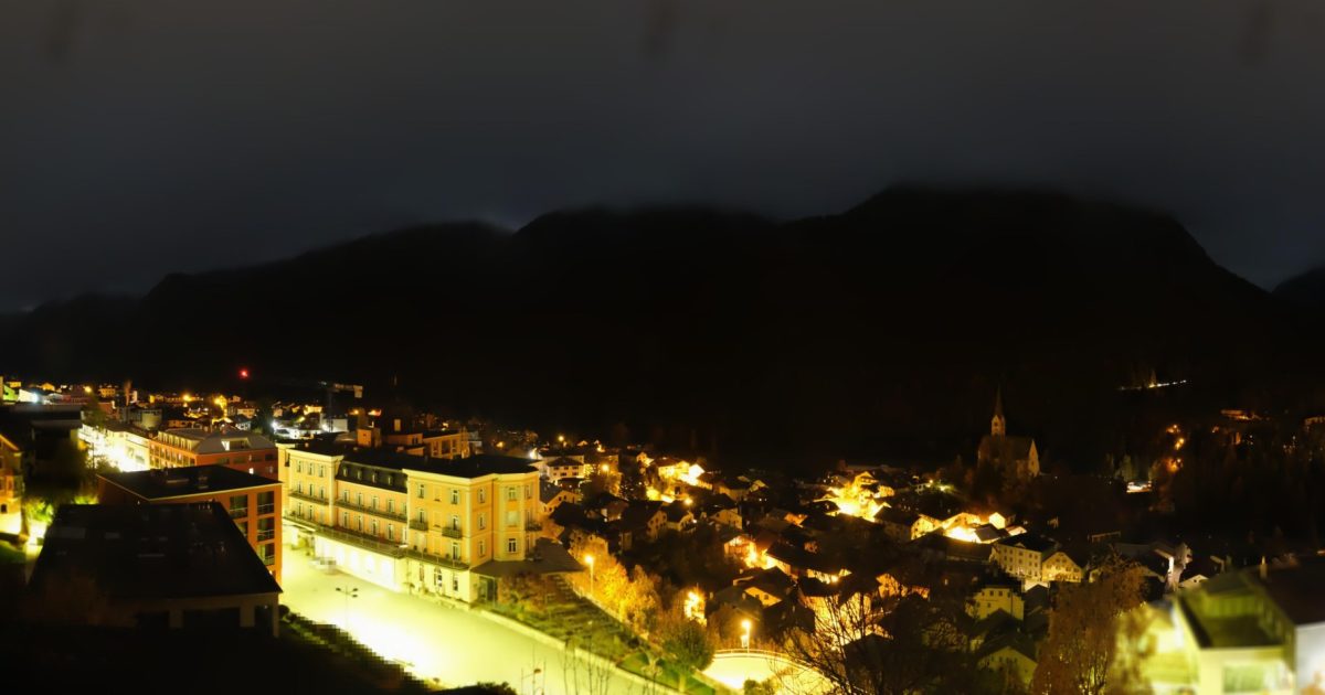 Webcam Scuol live: Dächer und Unterengadiner Dolomiten
