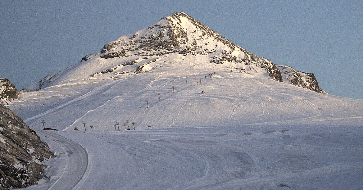 Stelvio Glacier ski slopes webcam: summer skiing live